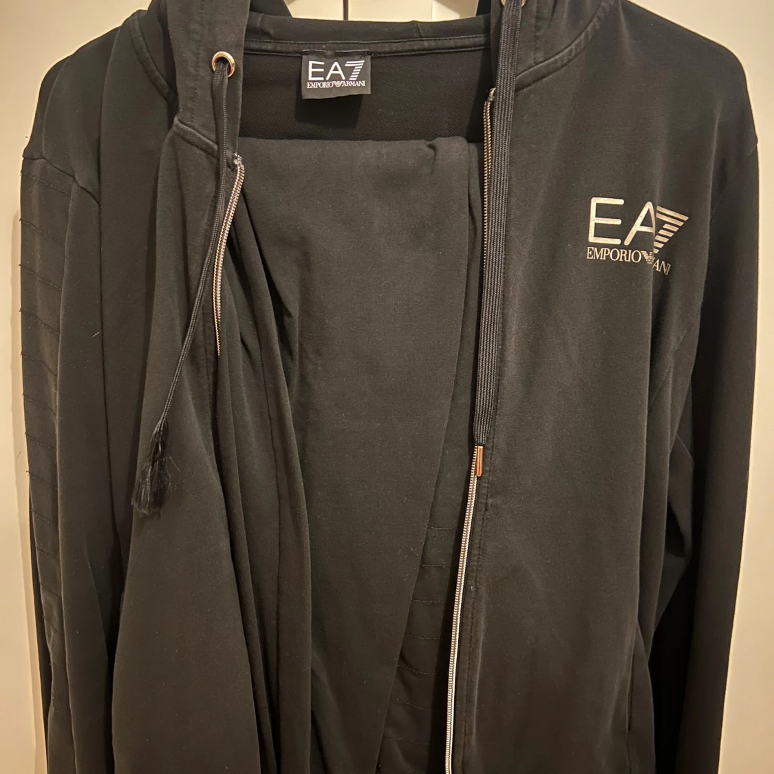Svart zip-hoodie från EA7 Emporio Armani