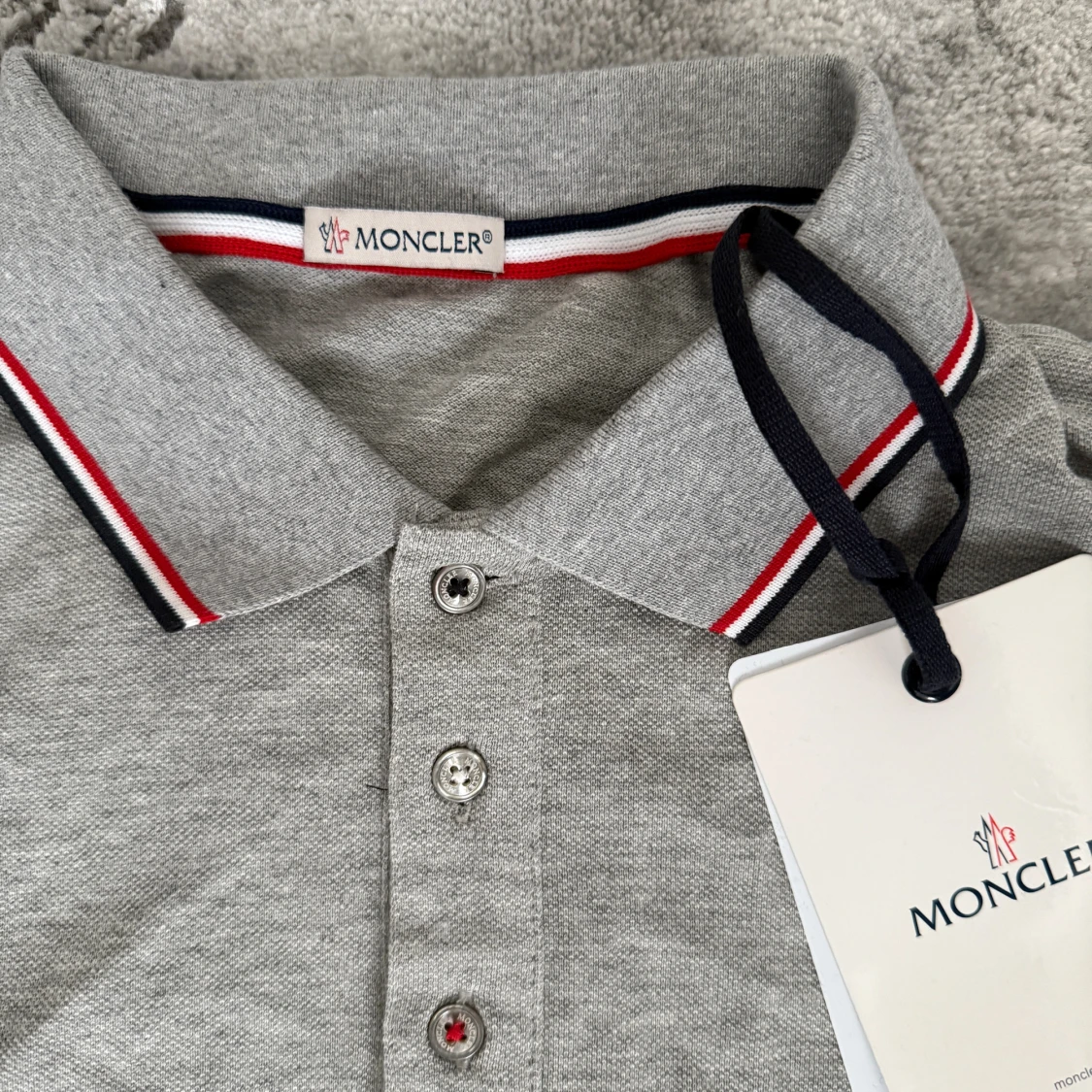 Grå Moncler pikétröja med röd/vit detalj - 1