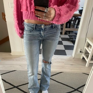 Ljusblå bootcut jeans med hål - Snygga lågmidjade bootcut jeans med hål💝💝
