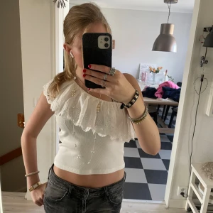 Vit oneshoulder topp med volang - Säljer en vit oneshoulder topp med volang från Zara💓💓💓
