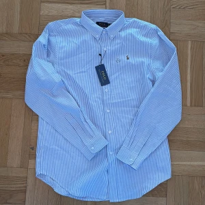 Ralph Lauren skjorta - Säljer en riktigt fin Ralph Lauren skjorta som är endast testad på och är i nyskick💰 Skjortan är en blandning av M/L så passar både långa och medellånga. Priset är förhandlingsbart!💸🏌️