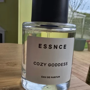 Essnce Cozy Goddess Parfym - Ursprunglig mängd 50 ml. Endast testat lite. Se bild. 