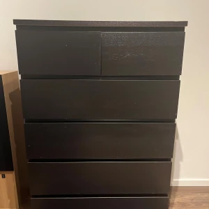 Svart byrålåda hämtas på plats - Svart byrålåda med 6 lådor 4 stora och två mindre. Den är i bra skick några små jack men inget man tänker på. Perfekt för dig som vill ha bra förvaring och mycket annat.