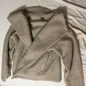 Fin jacka - Mysig jacka som passar bra till vintern/höst. Den är varm och är i teddymaterial 🥰 kontakta för mer frågor.