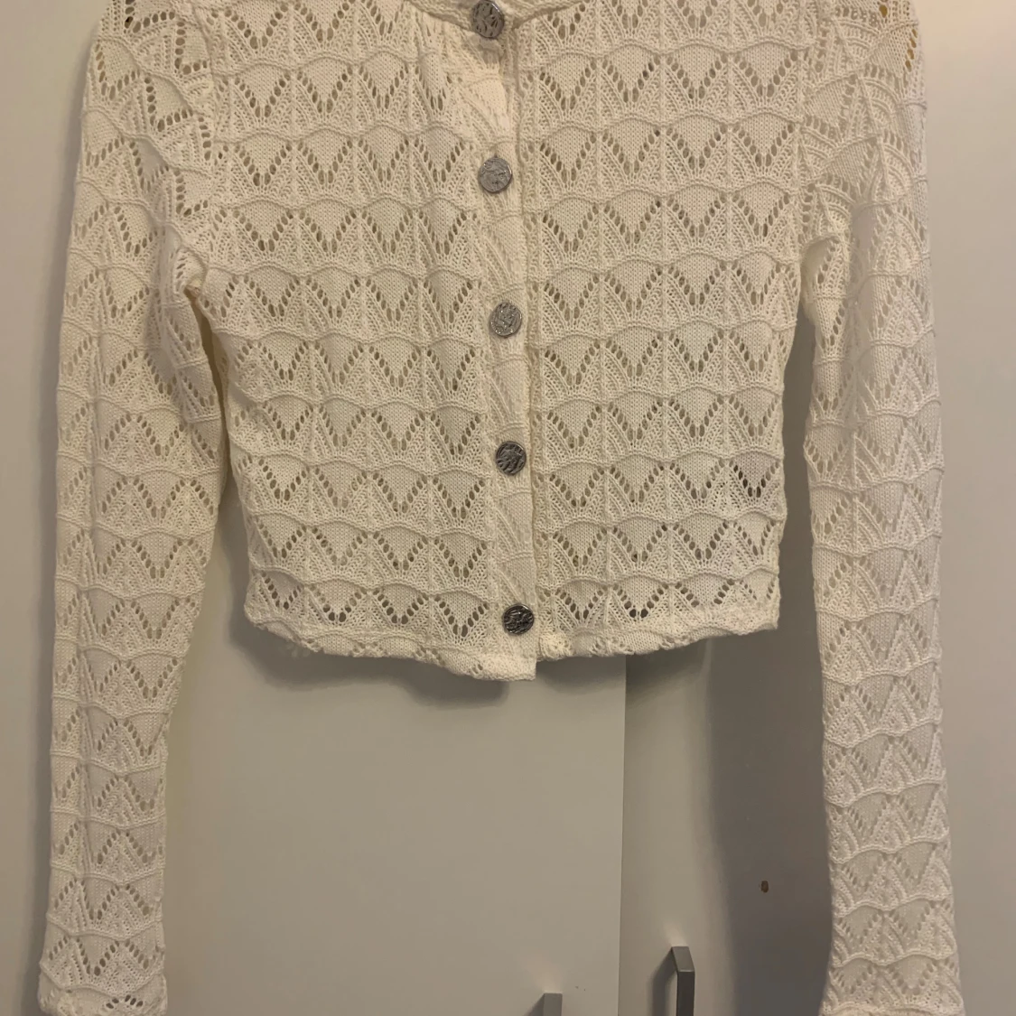 Vit stickad kofta från H&M Divided