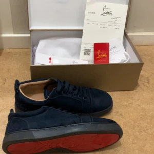 Mörkblå mockasneakers från Louboutin - Säljer ett par mörkblå sneakers från Christian Louboutin, har använt de i 3 månader och de e helt äkta. Har två kvitto både från farfetch o louboutin. Hör av dig om due intresserad 🔥