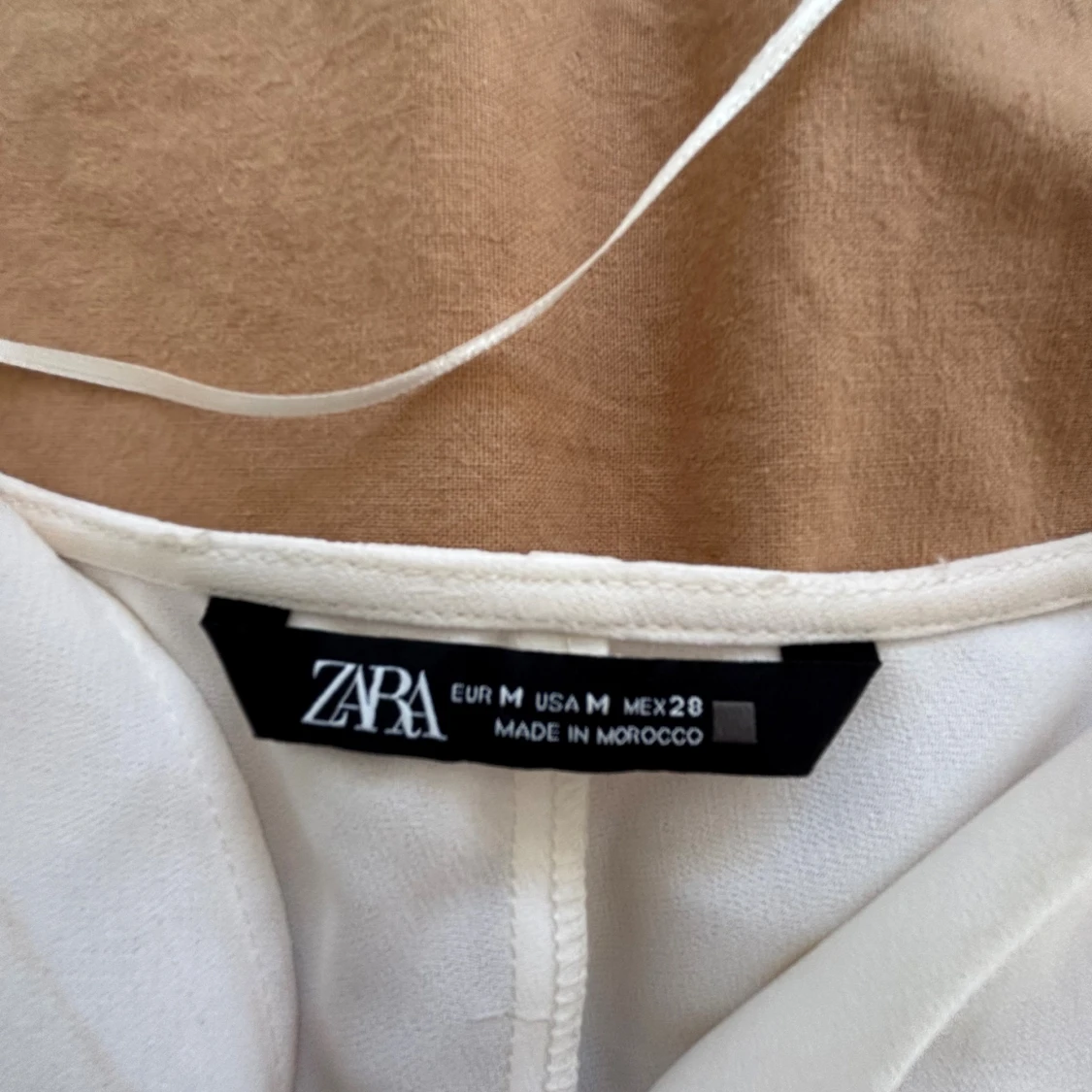 Vit omlottopp med knyt i midjan - 4