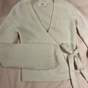 Vit omlottkofta från Gina Tricot XS - Supermysig vit omlottkofta från Gina Tricot som inte kommit till användning tyvärr. Inga defekter och är i mycket bra skick!💕