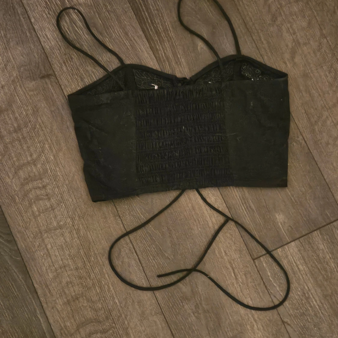 Svart korsettopp med broderi och snörning - 1