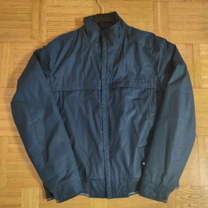 Mörkblå Boss Jacka - Mörkblå Boss Jacka för män i storlek XL. Ny skick aldrig använd. Väldigt bekväm och varm, rekommenderar starkt. Hör av er vid intresse eller frågor. PRIS KAN DISKUTERAS!