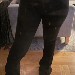 Svarta jeans bootcut Zara - Säljer ett par svarta jeans med bootcut. Byxorna har en klassisk passform med utsvängda ben och är tillverkade i mjuk manchester som ger en snygg retrovibe. Perfekta för dig som vill ha en stilren och trendig look.