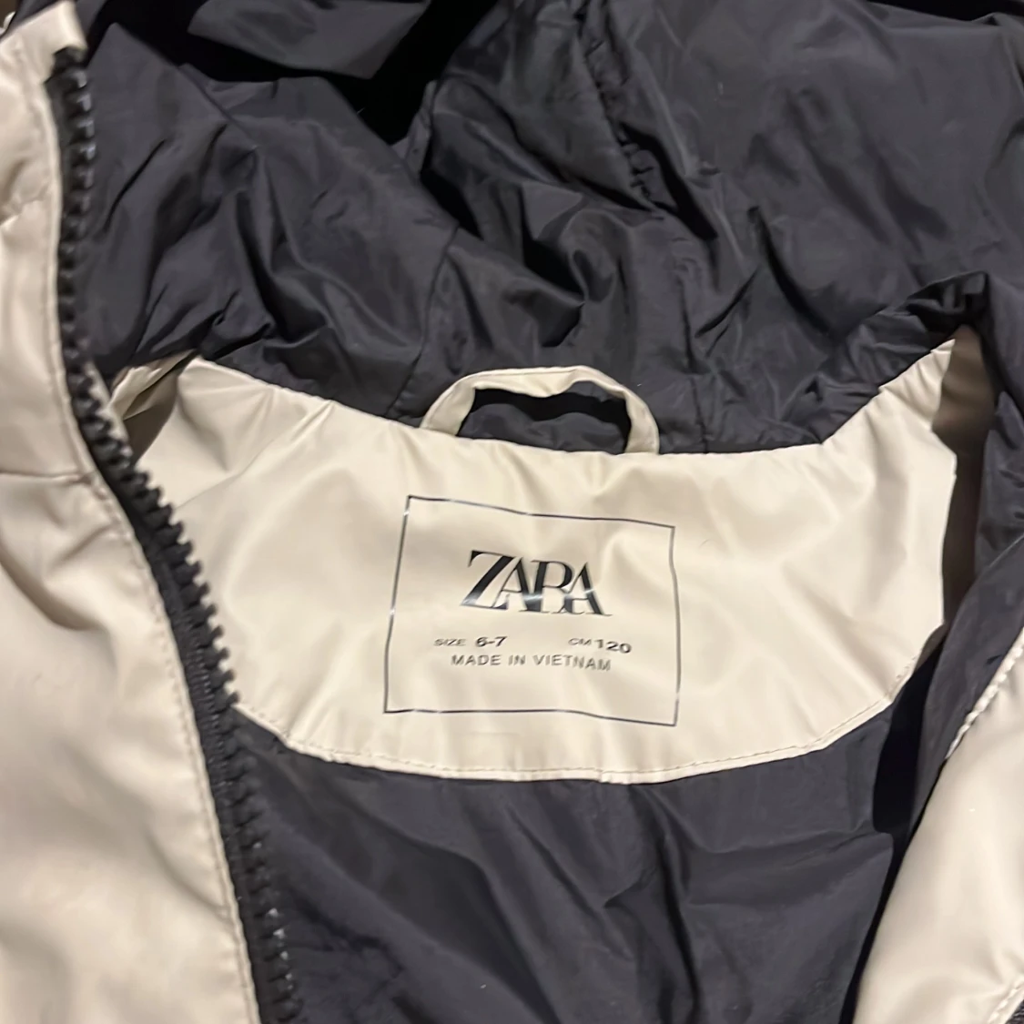 Beige vindjacka med huva från Zara - 1