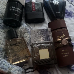 Mix av populära herrparfymer - Samling av trendiga herrparfymer från kända märken som Burberry Hero, YSL L'Homme, Prada, Afnan och Lattafa Asad Bourbon. Perfekt för dig som vill testa olika dofter och hitta din nya favorit. Letar för byten