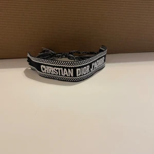 Svart Armband - Svart Armband med vit text. One size fits all