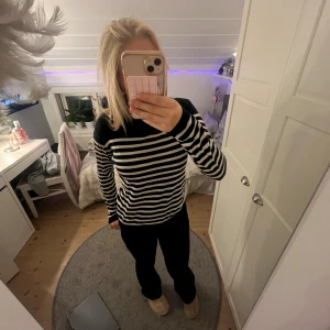Randig långärmad tröja från Zara - Säljer en svart och vit randig långärmad tröja från Zara. Tröjan har klassisk rund halsringning och är i ett mjukt, stickat material. Passformen är normal och tröjan är superenkel att matcha. Jag tycker den är jättefin men tyvärr för liten för mig💞