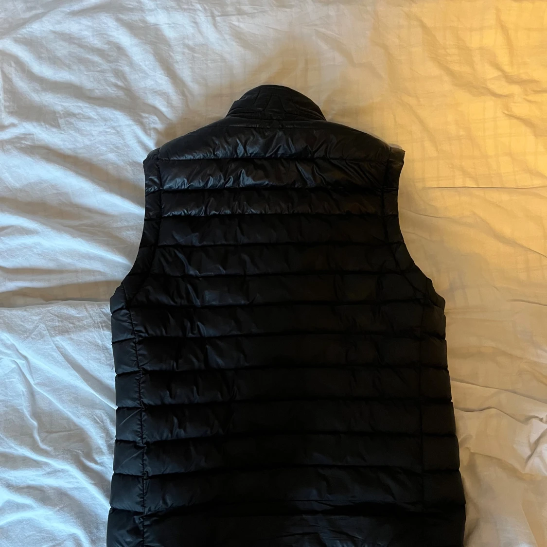 Svart dunväst från J.Lindeberg - 1