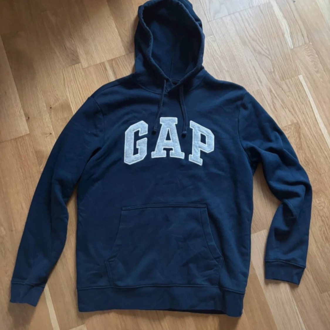 Mörkblå GAP hoodie