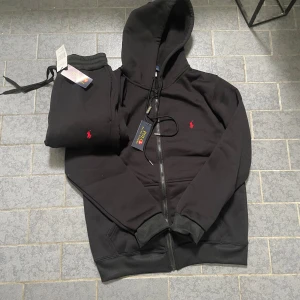 Polo Ralph Lauren tracksuit - Säljer en fet Ralph Lauren tracksuit🔥 Den är helt ny men säljs för att storleken var fel. Kunde inte skickas tillbaks eftersom att Garantin gått ut.🤦‍♂️            Helt oanvänd och inget fel på den, nypriset ligger på typ 2k köpt på rea💯     Skriv om du är intresserad av tröjan eller byxorn, kan tänka mig att sälja separat🤝