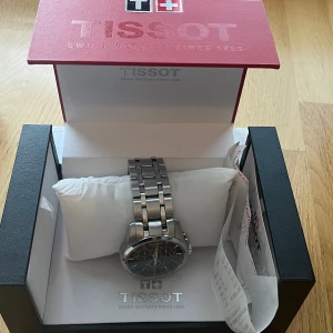 Tissot klocka Couturier Chronograph Quartz - Klocka från tissot, bra skick. Ny kostar 7 195 på klockmaster. Quartz batteri, urladdat. Måste bytas!!! Box tillkommer. Diameter: 41 mm
