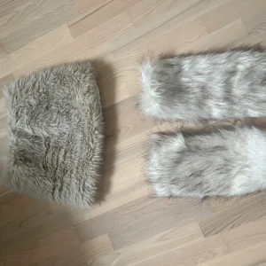 Beige fluffig kjol och benvärmare - Mjuk/fluffig kjol, benvärmare + halsband. Användes  till halloween som ”grottmänniska”. Perfekt till temafest eller om du vill ha något annorlunda! 🙌stl s. Pris kan diskuteras 