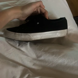 Svarta DC sneakers med vit sula - Svarta sneakers från DC. Har inte lagt nån tid på att rengöra för jag ej använder. Så den mesta delen av smutsen går säkert bort.
