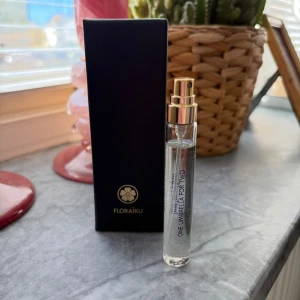 Floraïku One Umbrella For Two - Stilren och smidig parfym från Floraïku, perfekt att ta med i väskan. Flaskan har sprayfunktion och kommer i en elegant förpackning. Namnet 'One Umbrella For Two' syns tydligt på flaskan. 10 ml 