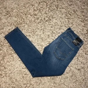 Replay anbass hyperflex jeans slim git herr w32 - Replay anbass hyperflex jeans i slim passform. Mycket bra skick, inga märkvärdiga defekter. Storlek W32. Skön wash på dessa , postas samma dag som köp eller dagen därpå🙌💯
