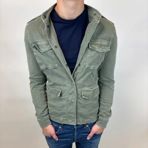 Field Jacka - Hej, säljer nu denna väldigt snygga och eftertraktade Field jackan som är perfekt nu till hösten/ vintern! Storlek XS Bra skick  Fraktas spårbart vis Instabox, PostNord eller bring!  Vid minsta lilla fundering så är det bara att höra av sig! 