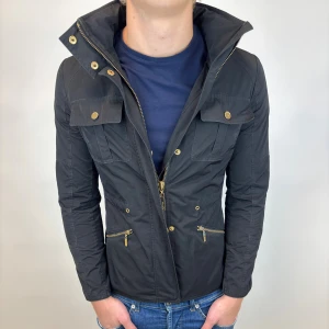 Field jacka från SAND - Hej, säljer nu denna väldigt snygga och eftertraktade Field jackan från märket SAND som är perfekt nu till hösten/ vintern! Storlek S  Bra skick  Fraktas spårbart vis Instabox, PostNord eller bring!  Vid minsta lilla fundering så är det bara att höra av sig! 