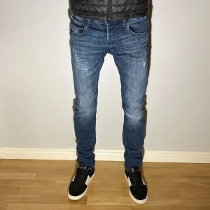 Jack & Jones Jeans - Jack and Jones jeans med slitningar i modellen Slim Glenn. Storlek W30/L32.