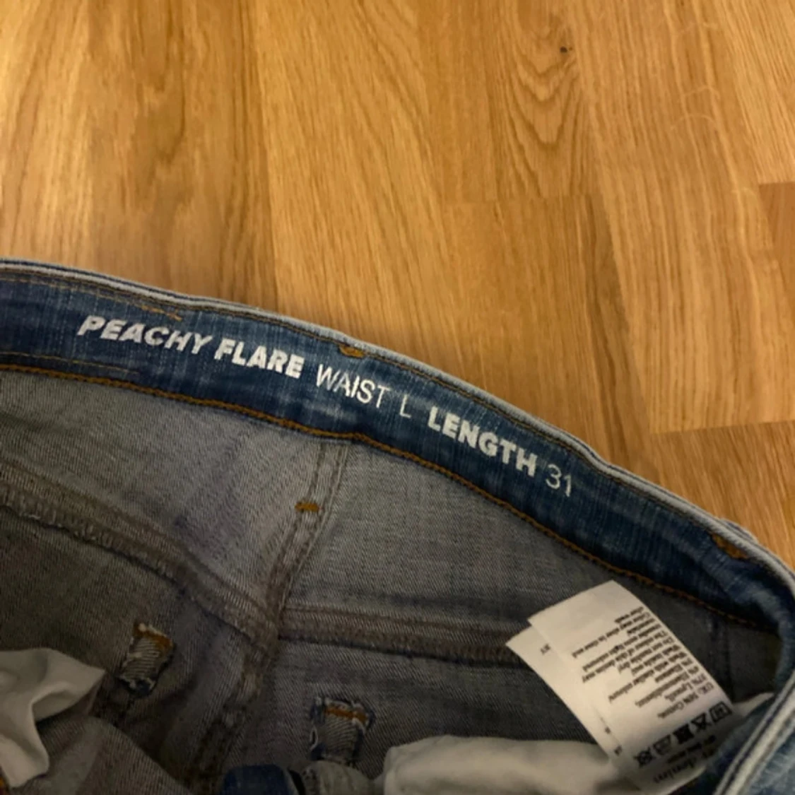 Peachy Flare jeans från Never Denim - 1