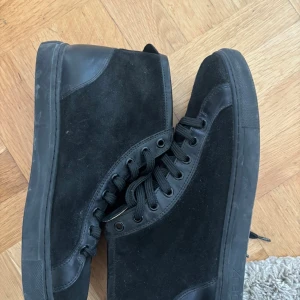 Svarta skor från Les Deux - Snygga svarta sneakers från Les Deux med ovandel i mocka och detaljer i skinn. 