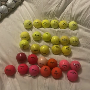 Färgglada golfbollar, blandade märken - Samling med 29 färgglada golfbollar från kända märken som Callaway, Wilson, Srixon, Titleist, Spalding och Volvik. Bollarna är i blandat skick, vissa med mindre slitage. Perfekt för dig som vill synas på banan eller behöver extra träningsbollar.