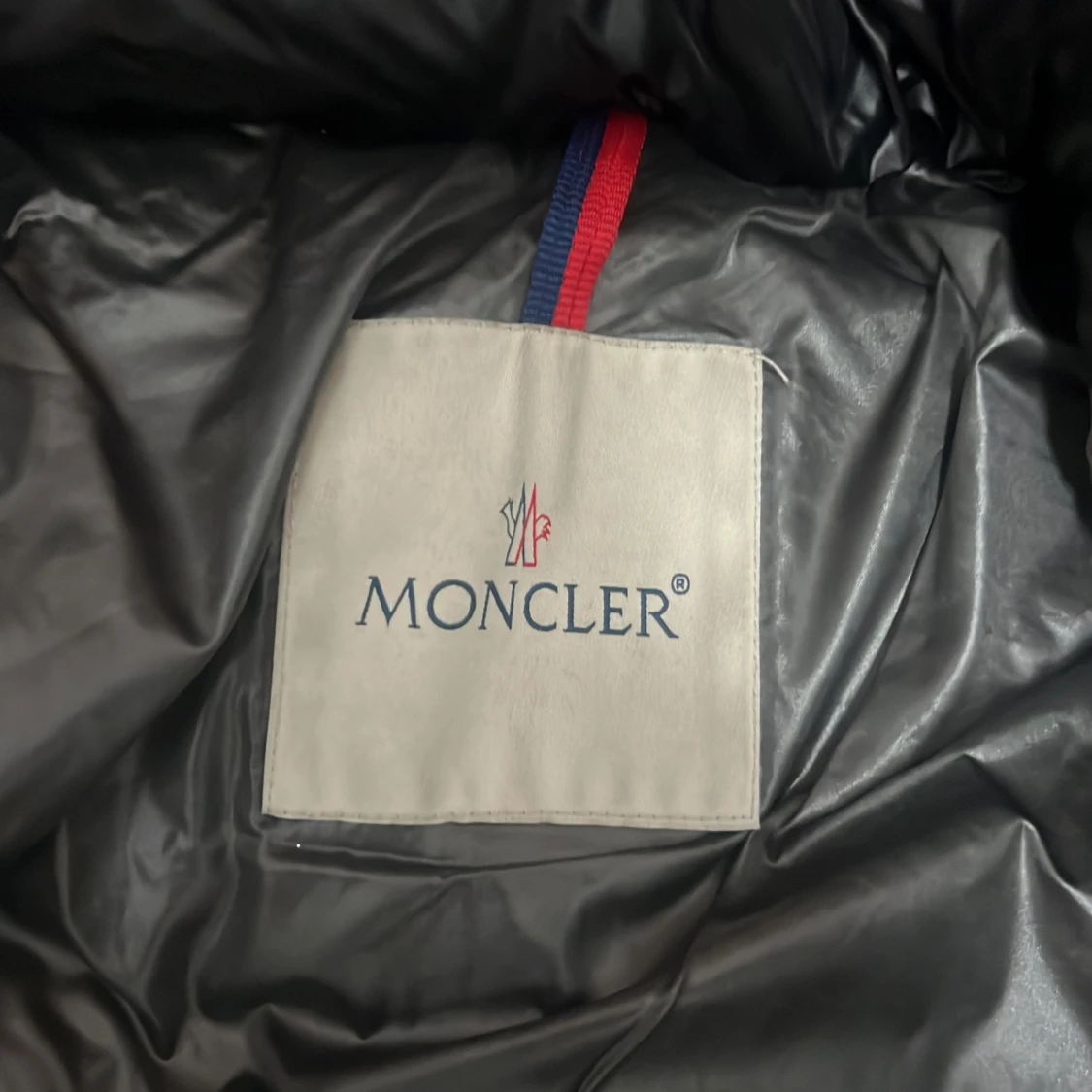 Svart Moncler dunjacka med huva - 4