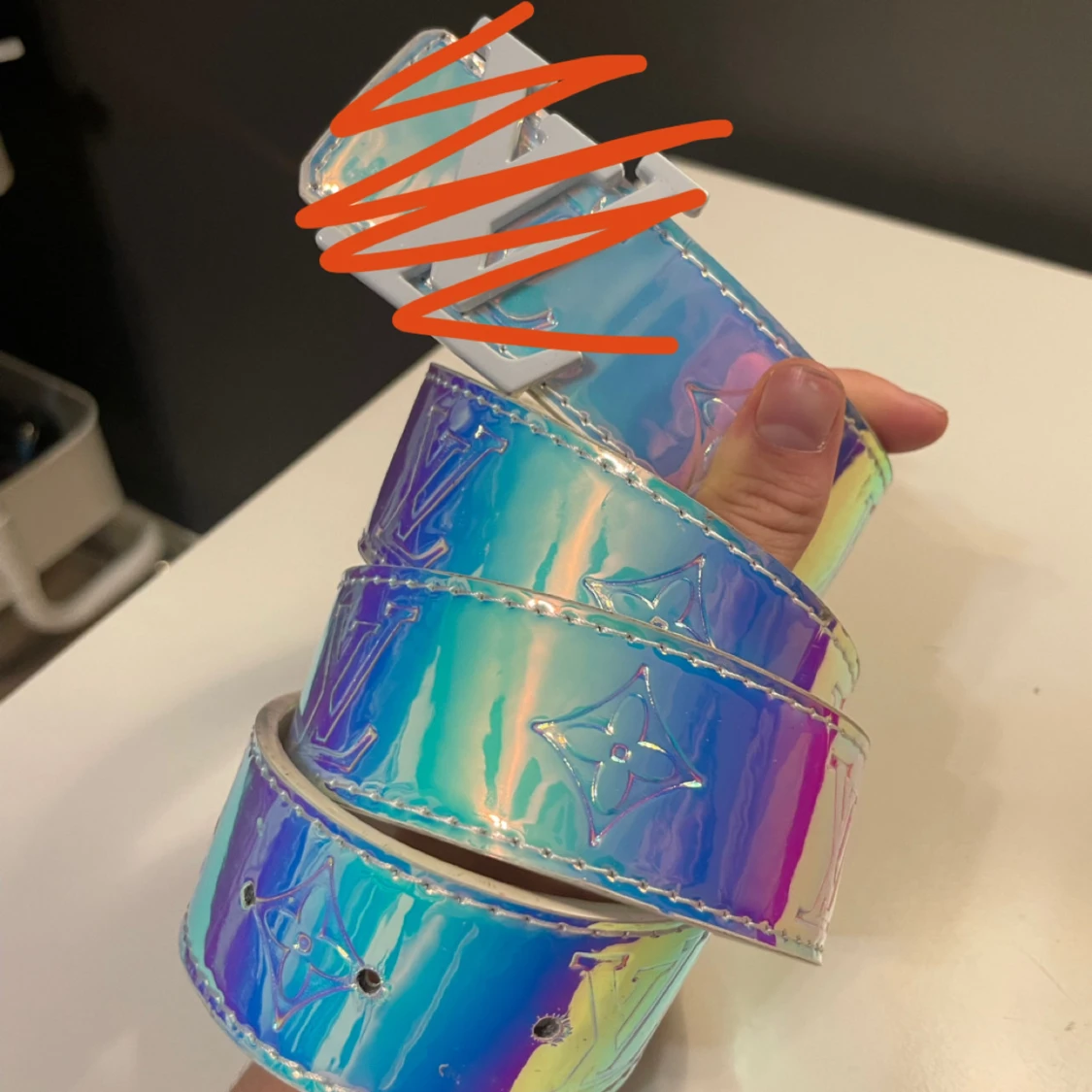 Holografiskt bälte med silverdetaljer