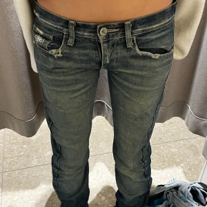 Jeans  - Säljer straight jeans, defekt ( sista bilden)