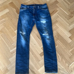 Nudie jeans - Säljer nu dessa riktigt feta Nudie jeans🤩. Skick 8/10 inga hål eller skador men tecken på andvändnig, Strlk w29 L32