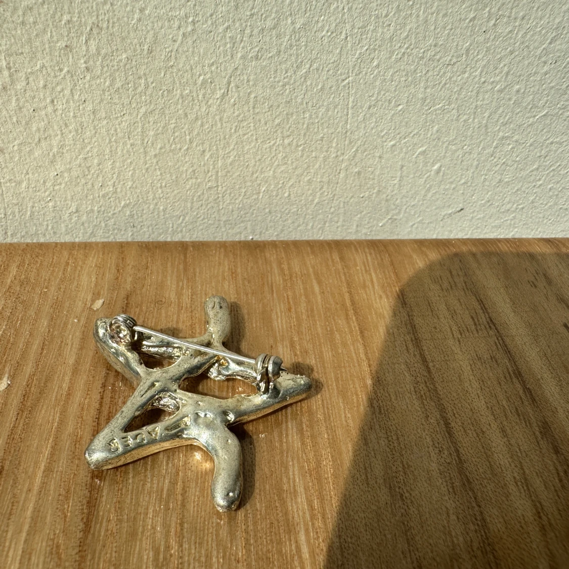 Ader Error silverfärgad brosch - 1