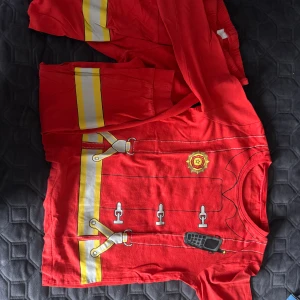 Brandman pyjamas - Ett par brandman pyjamas, perfekt för din son som gillar brandmän. Storlek 122-128 väldigt mjuka och perfekt material att sova i