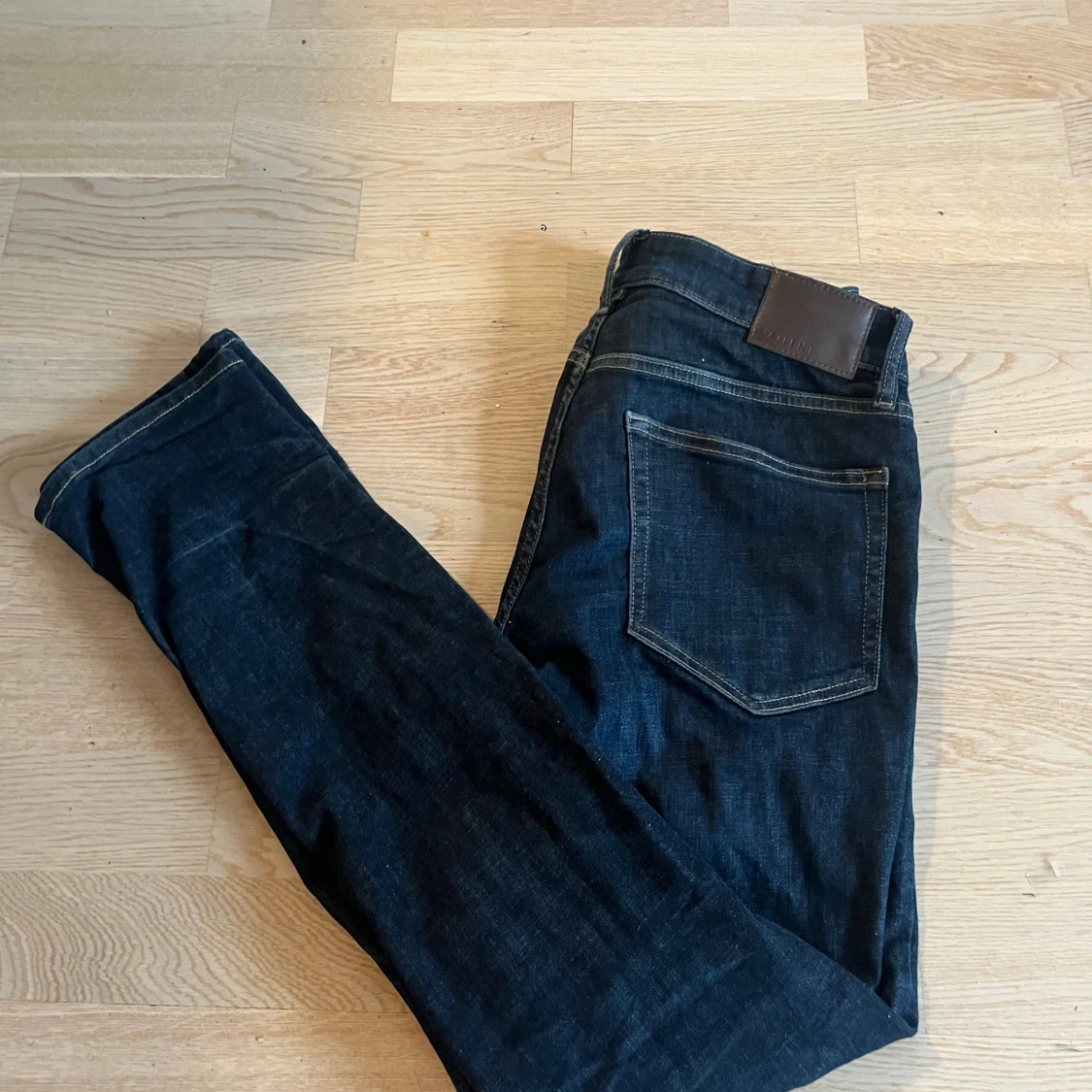 Mörkblå jeans med straight fit - 1