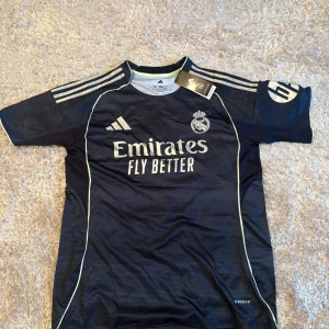 Real Madrid Vini Jr. matchtröja  - Real Madrid borta ställ med vini Jr #7 på ryggen. 