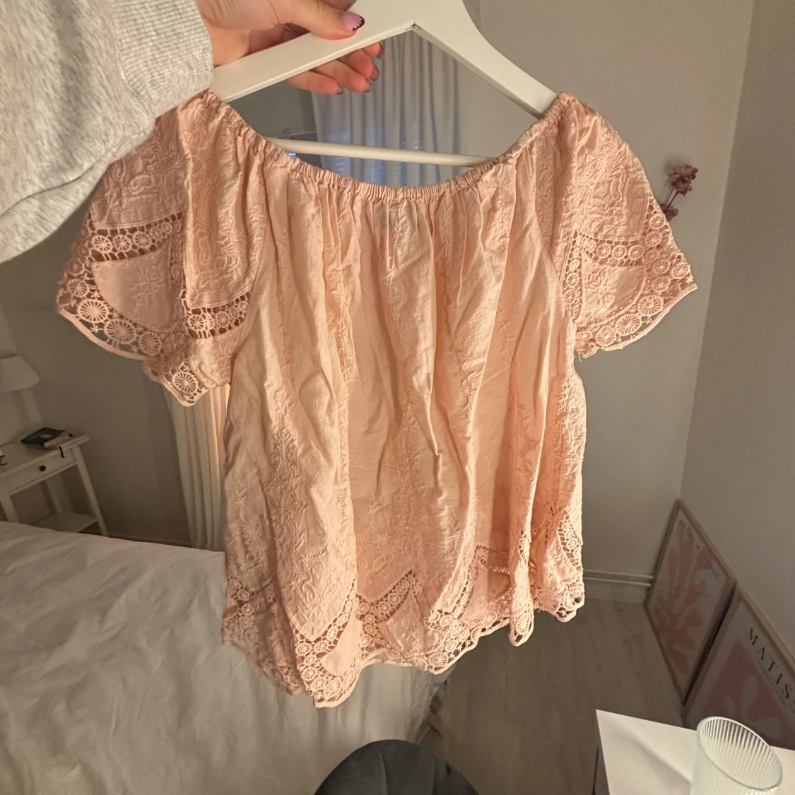 Ljusrosa blus med spetsdetaljer - 1
