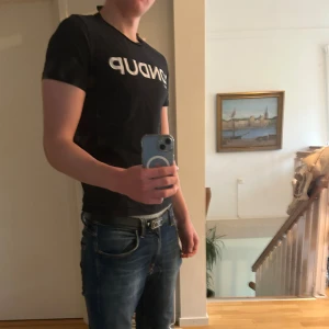 Dondup t shirt  - Säljer nu min dondup t shirt! Köpte den på en av dondups butiker när jag var i Italien förra sommaren. Tröjan har lite sprickor i texten. Hör av er vid ytligare funderingar 