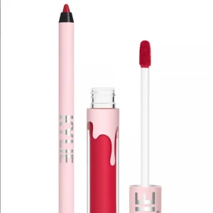 Kylie Cosmetics röd läppenna & läppstift - Kylie Cosmetics Lip Kit med matt flytande läppstift och matchande läppenna i en intensiv röd nyans. Förpackning i rosa med silverdetaljer och ikoniskt droppmotiv. Perfekt för att skapa definierade och fylliga läppar