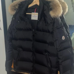 Moncler jacka  - Jätte fin Moncler jacka med päls. Helt ny skick. Den är storlek M 