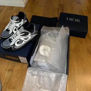 Dior B30 sneakers svart och vit - Endast använda en gång kommer inte till använding hör av dig för mer bilder eller frågor!