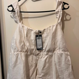 Nytt Linna strl L - Helt nytt linne / blus i strl L från Vero Moda.  Färg: ljus beige   Nypris: 349kr 