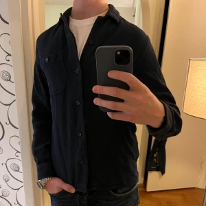 Dobber Overshirt mörkblå  - Säljer denna sjukt snygga Overshirten från Dobber⭐️ Färgen är mörkblå och storleken är S✅ Den har inga defekter och skicket är utomordentligt🙌🤝 Sjukt najs passform och passar perfekt till hösten🍁🙌 Tveka inte på att höra av er dig vid minsta fråga eller fundering😊