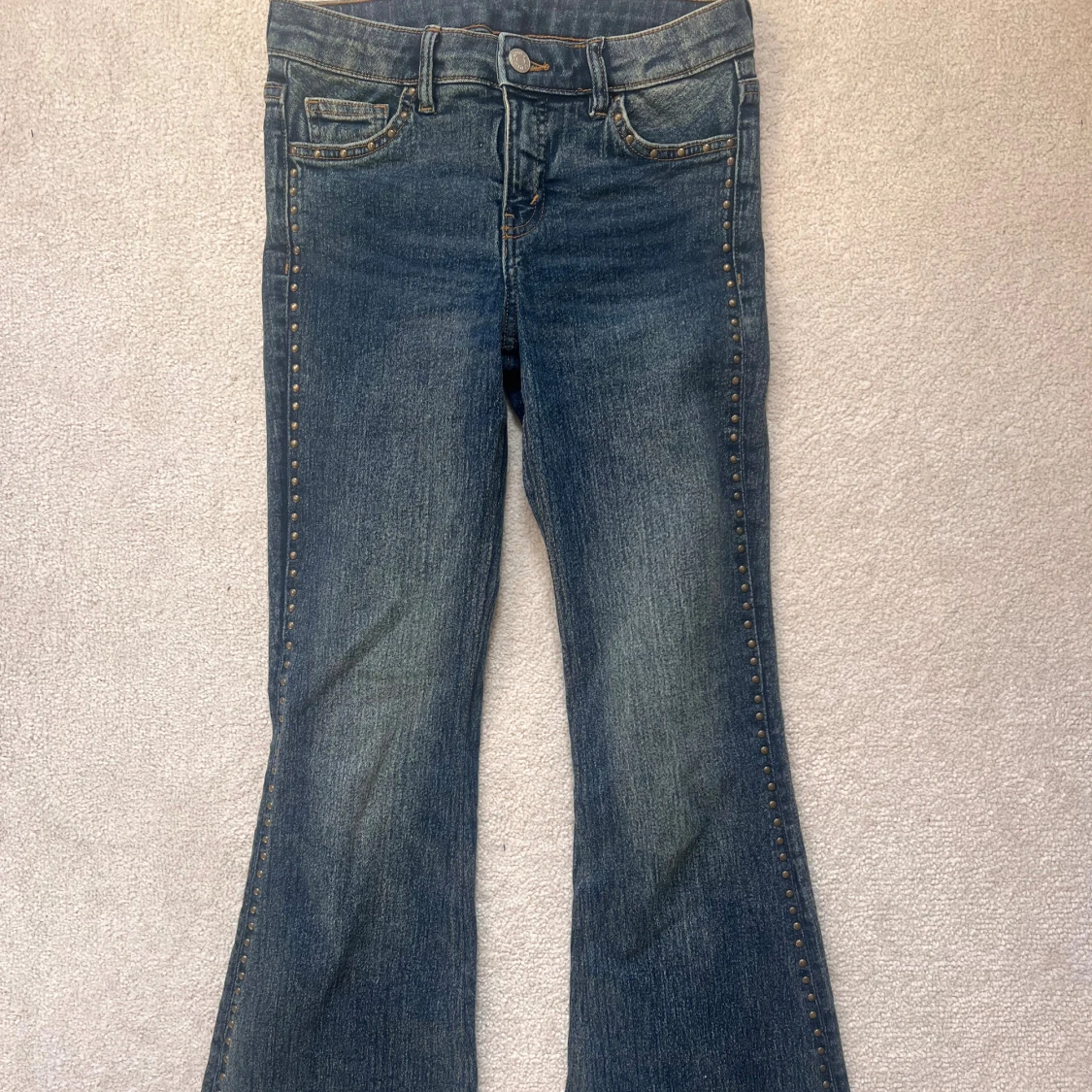 Blå bootcut jeans med nitar - 1