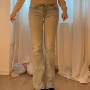 Ljusblå bootcut jeans från C Denim - Säljer ett par ljusblå bootcut jeans från Cubus. Jeansen har klassisk femficksdesign, låg midja och är tillverkade i mjukt denimtyg. 